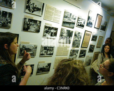 Paris, France, Femme Tour Guide, expliquant l'occupation de Paris dans 'Musee de la Préfecture de Paris', ('Musée de la police'), jamais oublier, la persécution des juifs en europe, l'histoire juifs france, les juifs de l'holocauste seconde guerre mondiale Banque D'Images