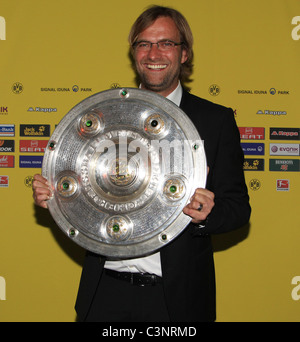 Jürgen Klopp, l'entraîneur du club allemand de Bundesliga Borussia Dortmund détient le trophée du championnat de la ligue de football Banque D'Images
