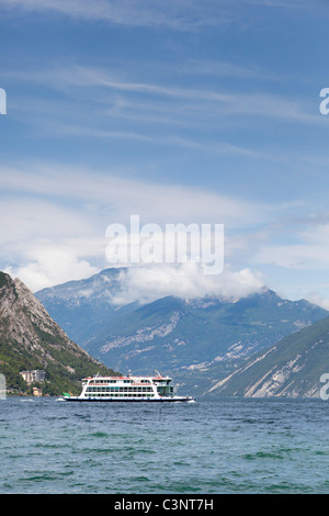 Traversier sur le lac de Garde près de Limone sul Garda, Italie Banque D'Images