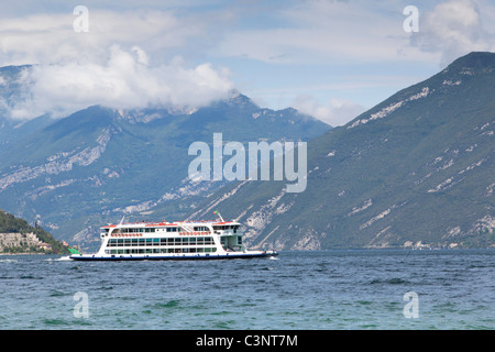 Traversier sur le lac de Garde près de Limone sul Garda, Italie Banque D'Images