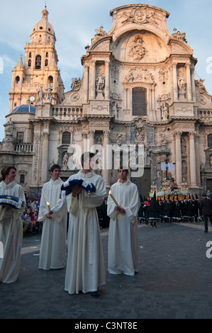 Les jeunes hommes en robes blanches passent par la cathédrale de Murcie le Vendredi saint procession de Pâques, la ville de Murcie, dans le sud-est de l'Espagne, l'Europe Banque D'Images