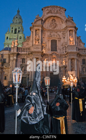 Robe noir chiffres au soir de Pâques Vendredi Saint procession à travers les rues de la ville de Murcie, au Sud Est de l'Espagne Banque D'Images