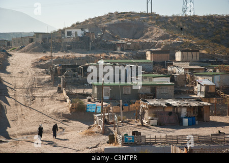 Les gens marchent autour des bidonvilles de Anarba, l'un des plus pauvres des bidonvilles de Juarez, Mexique Banque D'Images