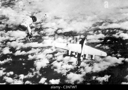 Un Consolidated B-24, son fuselage arrière arrachée, commence sa chute à la destruction sur le sol allemand. Banque D'Images