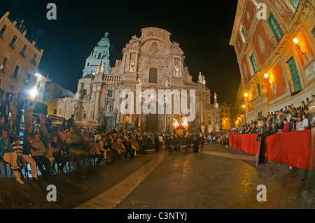 Soirée le Vendredi saint ou le Vendredi saint, Pâques procession dans les rues de la ville de Murcia, Espagne, Europe du sud-est Banque D'Images