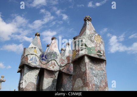 Gros plan d'une cheminée sur le toit de la Casa Mila, Casa dels ossos (Maison des os), Barcelone, Espagne restauré par Gaudi. Banque D'Images