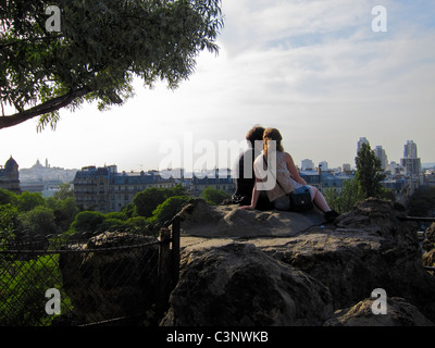 Paris, France, jeune couple de touristes adolescent été, assis dans le Parc urbain, Buttes Chaumont, regarder le paysage, paris vue générale été Banque D'Images