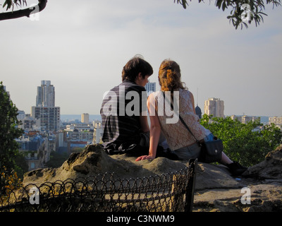 Paris, France, romantique jeune couple touristes adolescent été assis dans le Parc urbain, Buttes Chaumont, regarder le paysage Banque D'Images