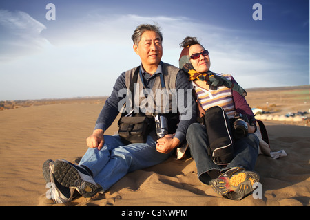 En octobre 2010, toute ma famille a conduit au plus grand désert en Chine. Explorer le désert et profiter du plaisir. Banque D'Images