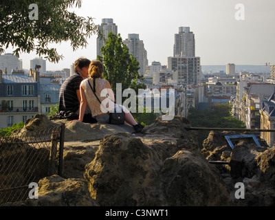 Paris, France, romantique couple adolescent arrière, visite du parc urbain, Buttes Chaumont, observation du paysage, romance Banque D'Images