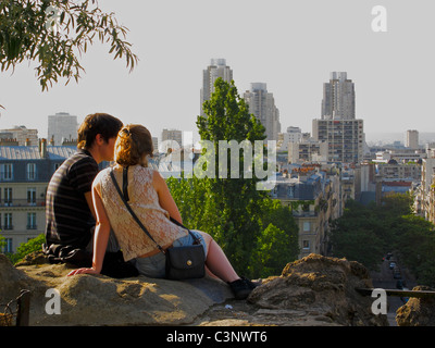 Paris, France, couple d'adolescents, arrière, Site dans le Parc urbain, Buttes Chaumont, observation du Paysage, Romance, paysage urbain avec les gens Banque D'Images