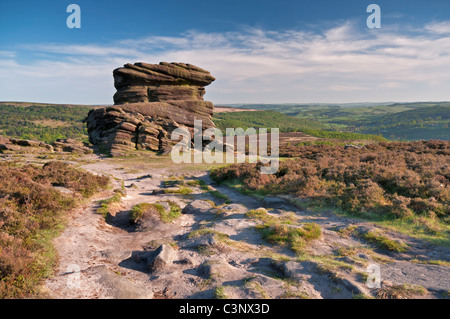 La Mère Cap rock formation sur Hathersage Moor, le Peak District, Derbyshire, Royaume-Uni. Banque D'Images
