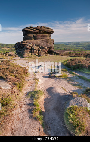 La Mère Cap rock formation sur Hathersage Moor, le Peak District, Derbyshire, Royaume-Uni. Banque D'Images
