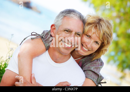 Close-up portrait of a young couple smiling et embrassant. Banque D'Images