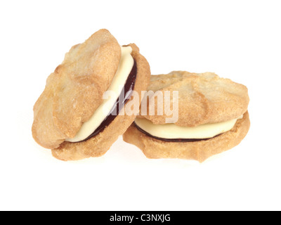 Dessert au four Biscuits Tourbillon viennois rempli de confiture et de crème sur un fond blanc avec copie espace ou un chemin de détourage et aucun peuple Banque D'Images