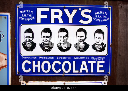 Ancienne enseigne publicitaire pour Fry's Chocolate Banque D'Images