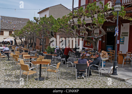 Le charmant village d'Omodos dans les montagnes Troodos montrant les détails du centre du village Banque D'Images