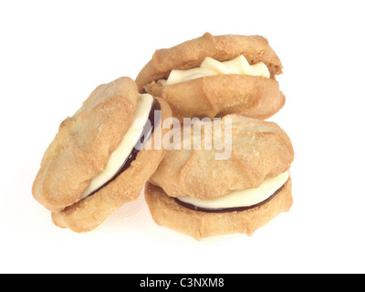 Dessert au four Biscuits Tourbillon viennois rempli de confiture et de crème sur un fond blanc avec copie espace ou un chemin de détourage et aucun peuple Banque D'Images