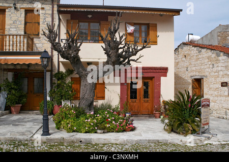 Le charmant village d'Omodos dans les montagnes Troodos montrant les détails du centre du village Banque D'Images