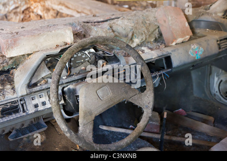 Pilotage voiture épave brisées sont négligés dans la grange, l'épave Banque D'Images