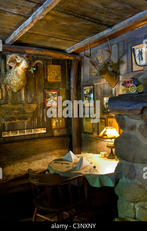 Intérieur rustique de la Taverne sources froides, sur le site historique du stage coach route entre Santa Ynez et Santa Barbara, Californie Banque D'Images