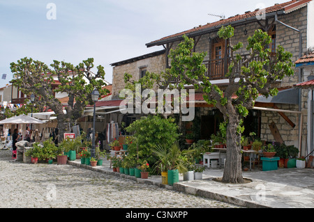 Le charmant village d'Omodos dans les montagnes Troodos montrant les détails du centre du village Banque D'Images