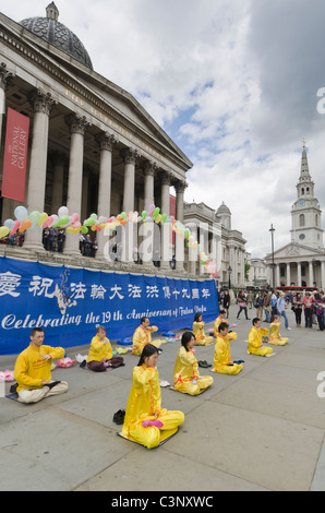 Célébrant le 19e anniversaire du Falun Dafa à Trafalgar Square à Londres Banque D'Images