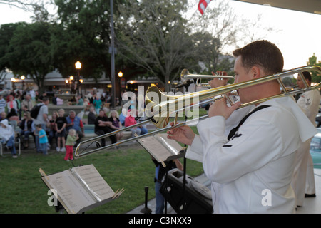 Lakeland Florida,First Friday Sun'n Fun Festival,Munn Park,US Navy jazz band,Uniform,trompette Player,homme hommes adultes,scène,performance Banque D'Images