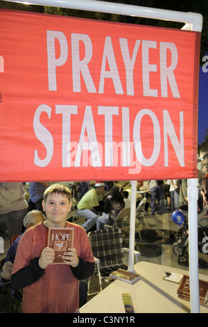 Lakeland Florida,Massachusetts Avenue,First Friday Sun'n Fun Festival,Prayer Station,Christian Church Booth,boy garçons lad lads mâle enfant enfants chil Banque D'Images