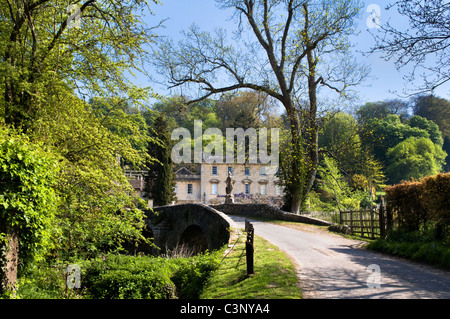 Scène pittoresque à voie unique d'Iford road, bridge et manoir d'IFORD, prises à Bradford on avon, Iford sur petit jour de printemps Banque D'Images