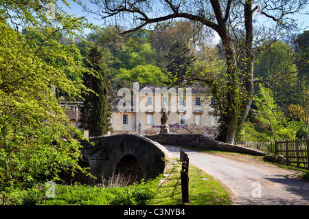 Scène pittoresque à voie unique d'Iford road, bridge et manoir d'IFORD, prises à Bradford on avon, Iford sur petit jour de printemps Banque D'Images