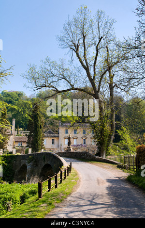 Scène pittoresque à voie unique d'Iford road, bridge et manoir d'IFORD, prises à Bradford on avon, Iford sur petit jour de printemps Banque D'Images