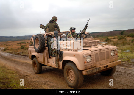 Land rover rose environ une centaine de série IIA 109's ont été adaptés par le SAS pour l'utilisation du désert. path finder tir peloton Banque D'Images