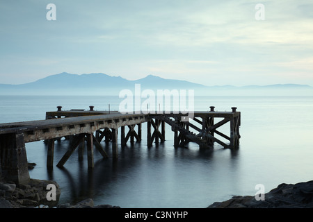 Portencross Pier vue depuis le chemin côtier d'Ayrshire avec l'île d'Arran dans le Firth de Clyde, dans le nord de l'Ayrshire, côte ouest de l'Écosse, Royaume-Uni Banque D'Images