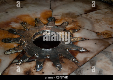 Une étoile d'argent marque l'emplacement traditionnel de la naissance de Jésus dans une grotte sous l'église de Bethléem de la Nativité. Banque D'Images