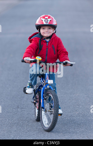 Un garçon de trois ans équitation son vélo le premier jour sans stabilisateurs dans l'Uk