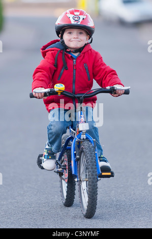 Un garçon de trois ans équitation son vélo le premier jour sans stabilisateurs dans l'Uk