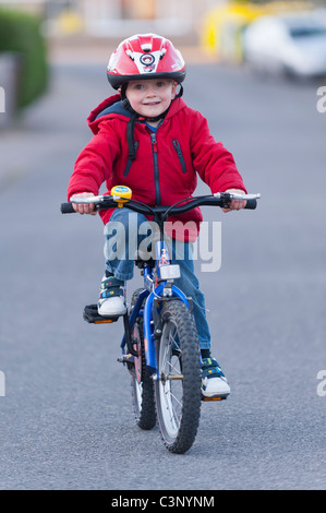 Un garçon de trois ans équitation son vélo le premier jour sans stabilisateurs dans l'Uk