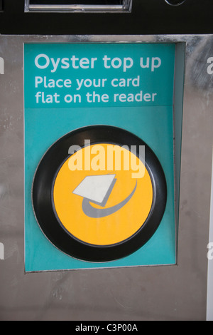 Point d'entrée standard & reader machine pour carte Oyster passagers sur le métro de Londres, Londres, Royaume-Uni. Banque D'Images