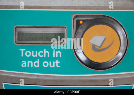 Point d'entrée standard & reader machine pour carte Oyster passagers sur le métro de Londres, Londres, Royaume-Uni. Banque D'Images