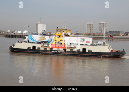La Woolwich Ferry (le 'James Newman') traversant la Tamise, East London, UK. Banque D'Images