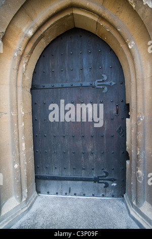 Une porte médiévale avec charnières en fer forgé et de crampons. La cathédrale de Gloucester. Gloucester. L'Angleterre. Banque D'Images