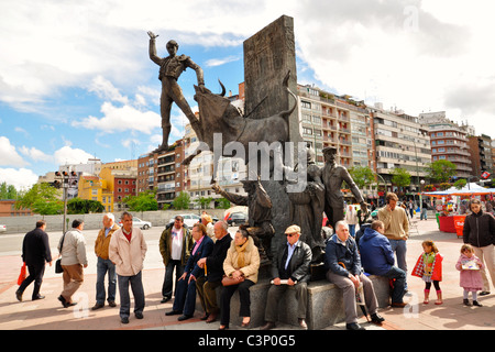 Les gens assis sous la statue de matador sur la Plaza de Toros, Madrid, Espagne Banque D'Images