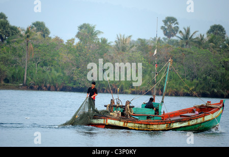 Heureux papa porte podgy grave mignon fils. Banque D'Images