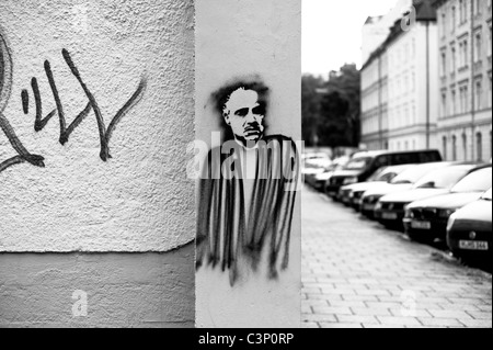 Combinaison de la tête de célèbre Marlon Brando (stencil) avec une poitrine pulvérisé sur mur dans le Isartalstraße, Munich, Allemagne Banque D'Images