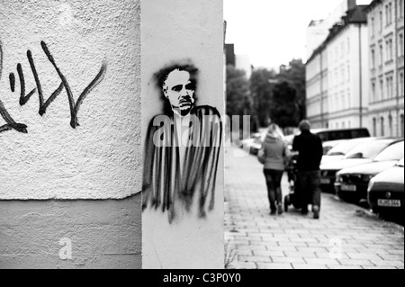 Combinaison de la tête de célèbre Marlon Brando (stencil) avec une poitrine pulvérisé sur mur dans le Isartalstraße, Munich, Allemagne Banque D'Images