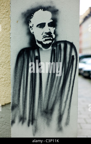 Combinaison de la tête de célèbre Marlon Brando (stencil) avec une poitrine pulvérisé sur mur dans le Isartalstraße, Munich, Allemagne Banque D'Images