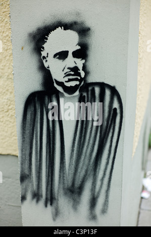 Combinaison de la tête de célèbre Marlon Brando (stencil) avec une poitrine pulvérisé sur mur dans le Isartalstraße, Munich, Allemagne Banque D'Images