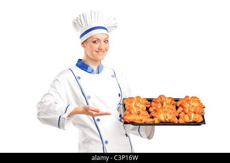 Smiling baker montrant des croissants frais Banque D'Images