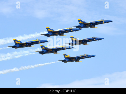 L'escadron de démonstration en vol de l'US Navy, le Blue Angels volent en formation au-dessus de New Orleans, LA. Banque D'Images